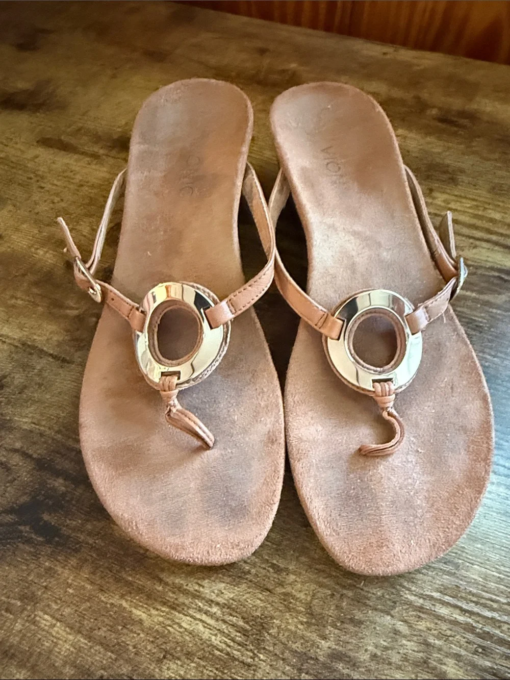 Vionic Brown Leather Ring-Detail Thong Sandals